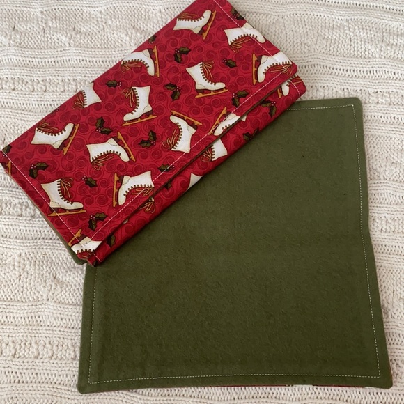 Ice Skate & Holly Cloth Dinner Napkin, set of 4 - Picture 3 of 4